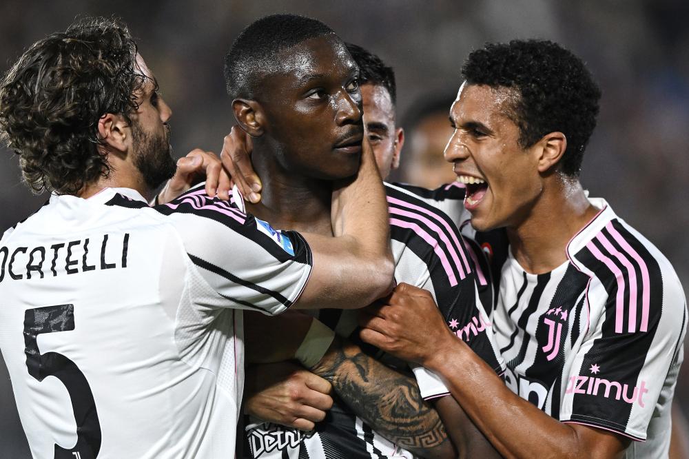 中国女足出战英格兰女足名单：王霜、吴海燕领衔，张琳艳在列