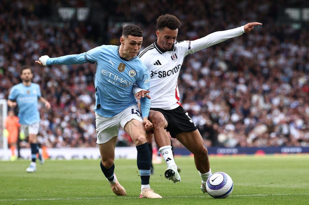 这雪有点大，欧冠赛前一名挪威记者在博德闪耀的球场边线处滑雪